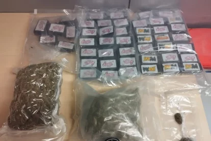En l'escorcoll d'un vehicle es van localitzar tres bosses amb marihuana i tres bosses més, amb quaranta-set tauletes d’haixix.