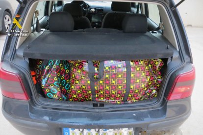 La droga estava oculta al maleter d'un dels vehicles interceptats.