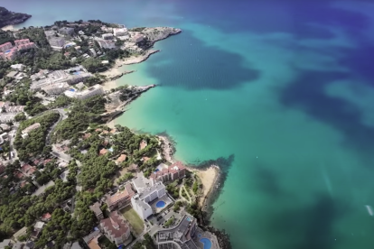 Imagen aérea del Cap de Salou durante el vídeo.