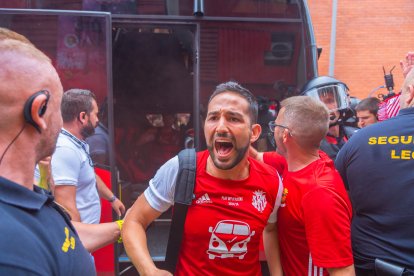 Dani Vidal baixant de l'autobús deixant-se la veu.