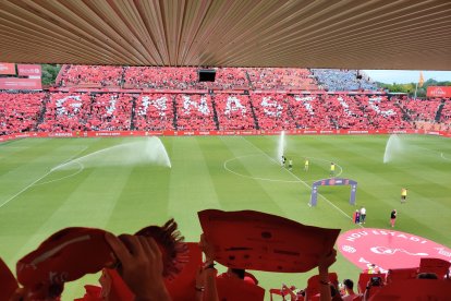 El mural creat per l'afició per rebre els jugadors.