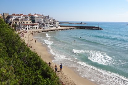 Imagen de la Playa de la Punta del Zorro con Roca de Sant Gaietà de fondo.