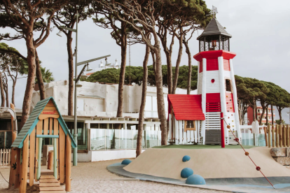 Imagen del parque del Pinar con un faro.