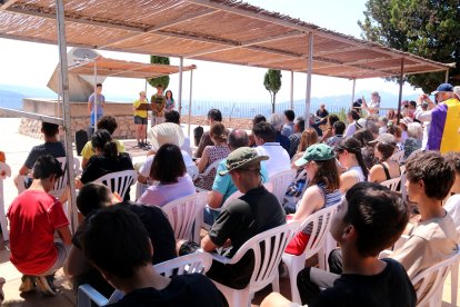 Jóvenes de los campos de trabajo hablan en el homenaje a la Lleva del Biberó en Pàndols.