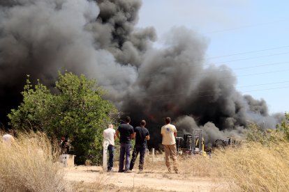 Trabajadores de la empresa afectada después de ser evacuados.
