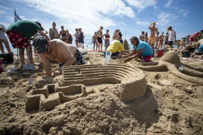 Concurs de castells i escultures a la sorra.