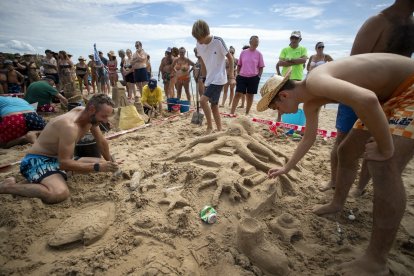 Concurs de castells i escultures a la sorra.