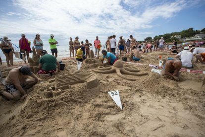 Concurs de castells i escultures a la sorra.