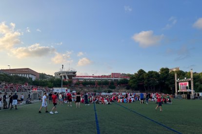 Els nastiquers aplegats a la pantalla gegant a l'exterior del Nou Estadi.