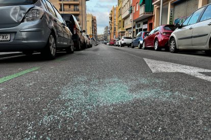 Imatge dels vidres trencats d'un cotxe que ha rebut un dels impactes de bala en els fets del carrer Jaume I de Tarragona.