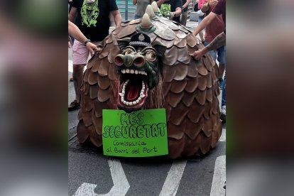 Imagen de la Cucafera durante la Baixadeta.