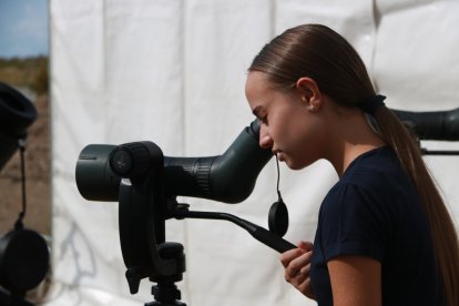 Una joven prueba uno prismático en la décima edición del Delta Birding Festival