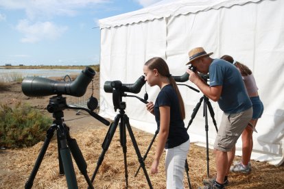 Entre la sesentena de expositores que han participado en la décima edición del Delta Birding Festival también se han podido probar diferentes lens y prismáticos