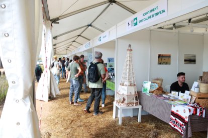 Una sesentena de expositores han participado en la décima edición del Delta Birding Festival