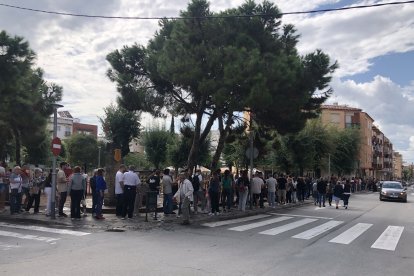 Imagen de la cola formada para ver Dames i Vells