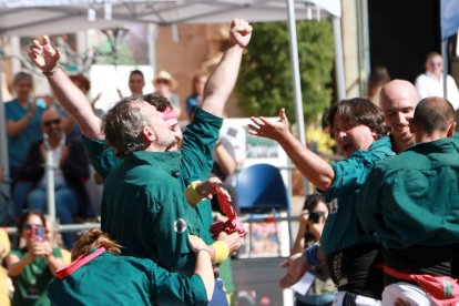 Els Castellers de Caldes celebren haver pogut descarregat el 5 de 7 en la primera jornada del Concurs de Castells