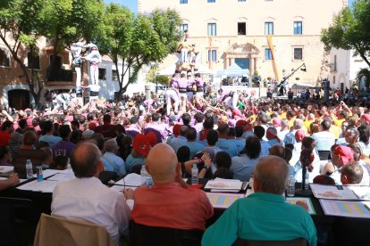Membres del jurat observen diverses construccions durant la primera jornada del Concurs de Castells