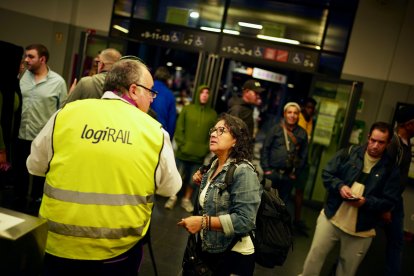 Una usuaria pidiendo información en Sant Vicenç de Calders.