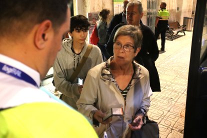 Una dona entrant en un dels busos que aquest dimarts han sortit des de l'estació de Tarragona direcció Sant Vicenç de Calders