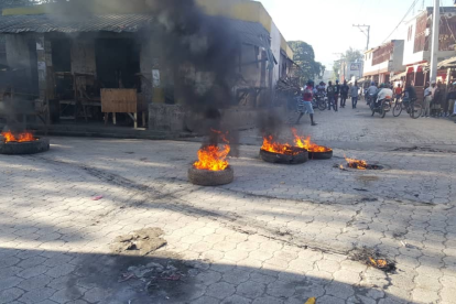 Neumáticos incendiados por los manifestantes en Hinche, febrero de 2019.