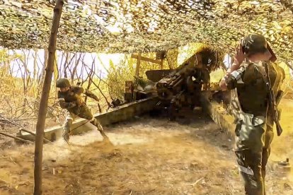 Imagen fija extraída del vídeo del servicio de prensa del Ministerio de Defensa ruso en que que los militares rusos disparaban armas remolcadas.