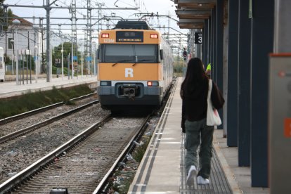 El tren provinent de Reus continua el seu trajecte fins a Barcelona des de Sant Vicenç de Calders.