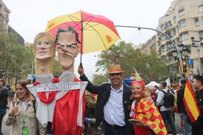 Assistents a la manifestació del 12-O es fan una foto amb una figura que fa burla de Pedro Sánchez