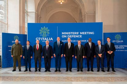 Foto de grup de la reunió dels ministres de Defensa del G7 a Nàpols