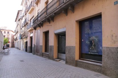 La sede de Aliança Catalana en Ripoll, con los |cristales rotos