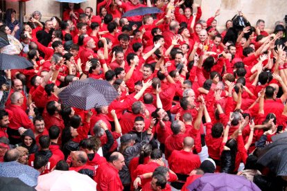 Celebració de la Joves al final de la primera ronda de Santa Úrsula entre paraigües