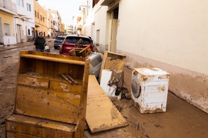 Mobles i electrodomèstics en un carrer d'Alcúdia