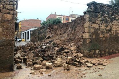 Un mur de contenció cedeix al carrer de la Verge de Fontcalda a Bot (Terra Alta).