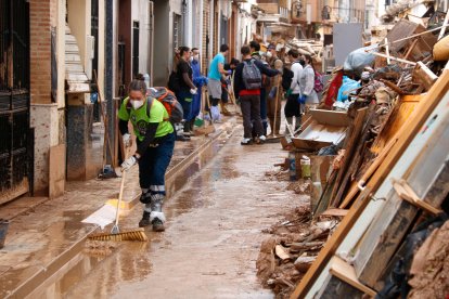Diverses persones ajuden a treure fang a Aldaia