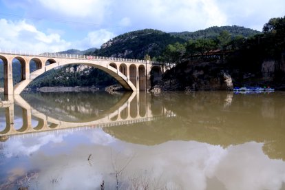 El pont que creua el pantà d'Ulldecona, amb la zona d'esbarjo nàutic a la dreta.