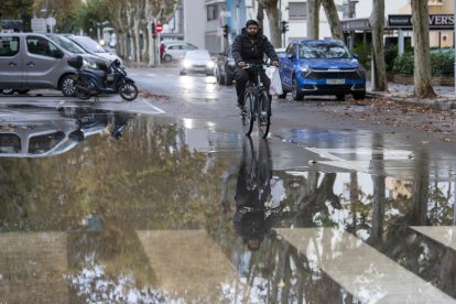 Un hombre va en bicicleta por Salou.