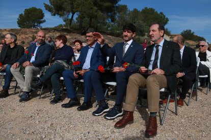 El conseller de Justícia, Ramon Espadaler, juntament amb la resta d'autoritats a l'acte d'homenatge al Memorial de les Camposines