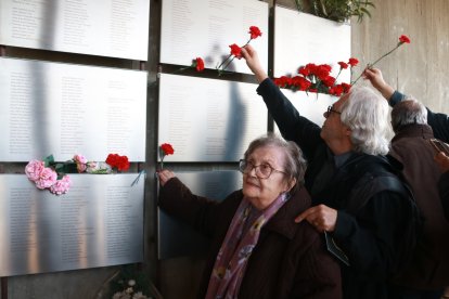 La Roser Alsina i la seva família col·loquen clavells al Memorial de les Camposines  on es recorda al seu pare