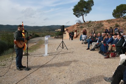 El cantautor Alessio Arena, durant l'homenatge al Memorial de les Camposines
