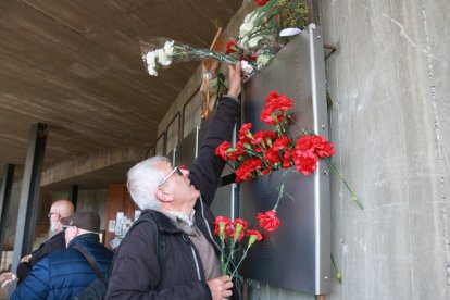 Un home col·loca un clavell a la placa on es recorden els combatents de la batalla de l'Ebre