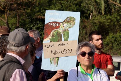 Una de les pancartes en contra del camí de ronda entre l'Arrabassada i la Savinosa de Tarragona
