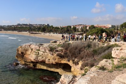 Imatge de la cadena humana entre l'Arrabassada i la Savinosa amb Tarragona de fons