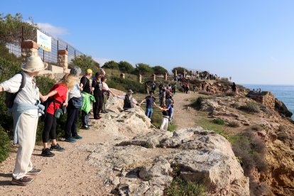Cadena humana entre les platges de l'Arrabassada i la Savinosa de Tarragona
