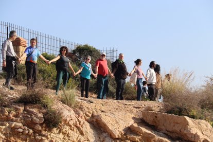 Alguns dels participants de la cadena humana en contra del camí de ronda entre l'Arrabassada i la Savinosa