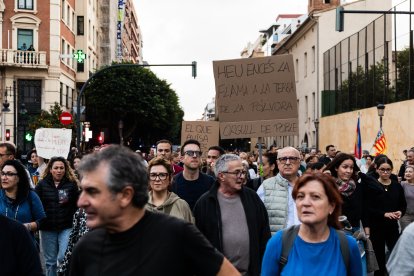 Participantes a la manifestación contra el presidente de la Generalitat Valenciana, Carlos Mazón, llegando al centro de Valencia