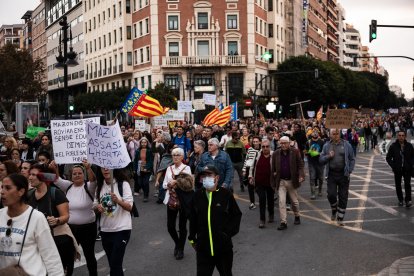 Columna de manifestantes del Horta Sur entrante en Valencia por la calle de Sant Vicent