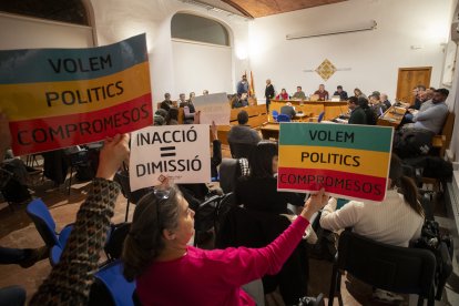 Trabajadores del ente estuvieron presentes durante el pleno celebrado ayer.