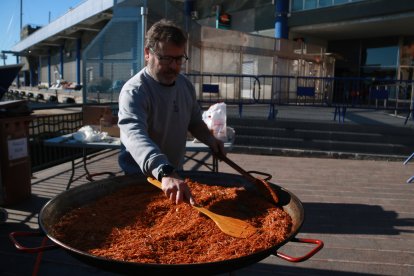 Jordi Mallol, de los Xiquets del Serrallo, prepara los fideos rubios solidarios del barrio del Serrallo para La Marató