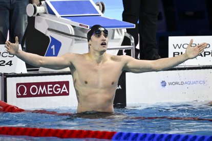Carles Coll Martí celebra después de ganar la medalla de oro de los 200 m braza masculinos del Campeonato del Mundo en piscina corta en Budapest, Hungría.