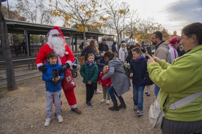 Papá Noel, Mickey y Minnie Mouse i Campi hicieron acto de presencia en el Parque de Nadal de la AV.