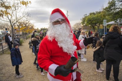 Papá Noel, Mickey y Minnie Mouse i Campi hicieron acto de presencia en el Parque de Nadal de la AV.